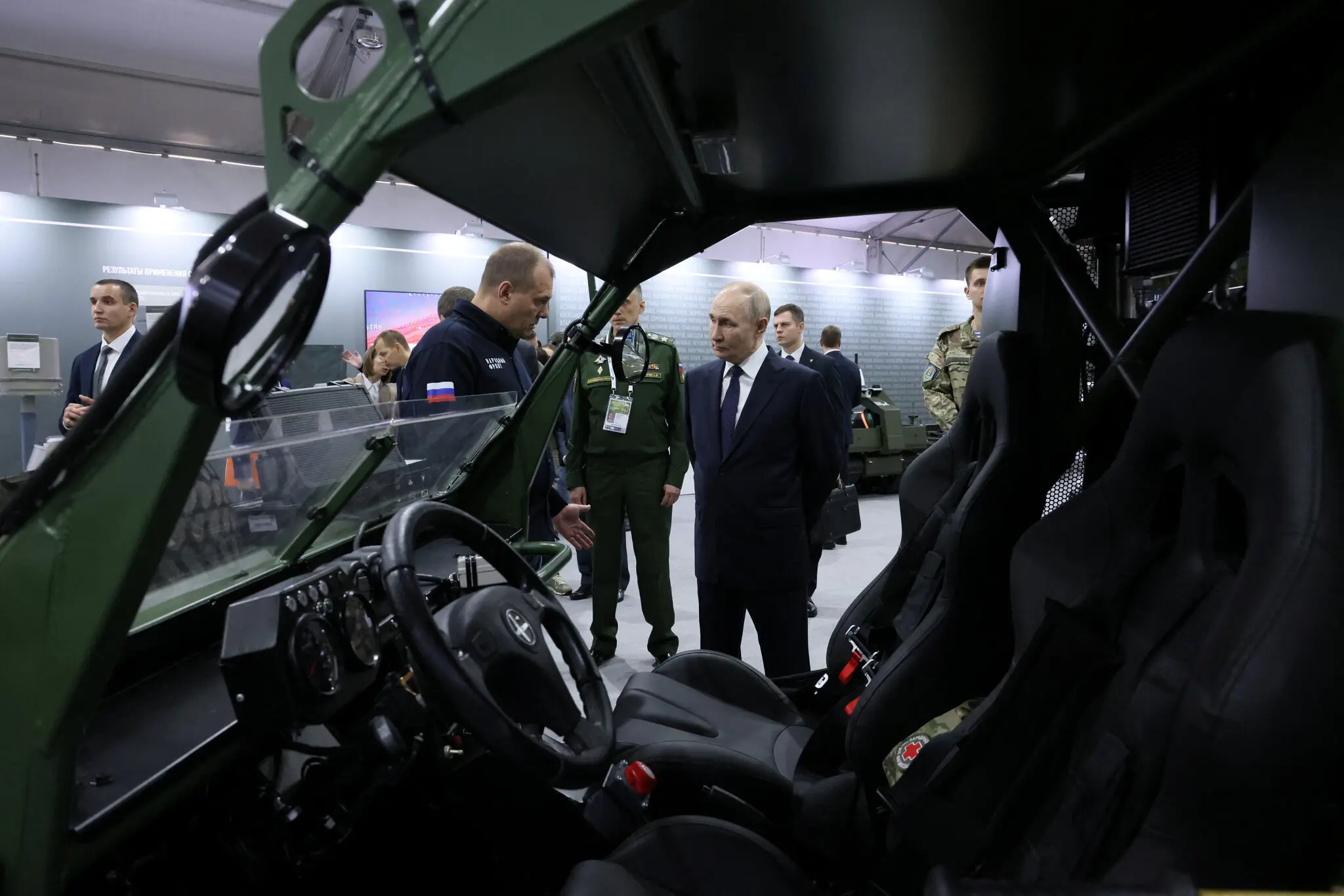 На фотографії, опублікованій державними ЗМІ, президент Росії Володимир В. Путін оглядає виставку військової техніки в Москві в неділю.